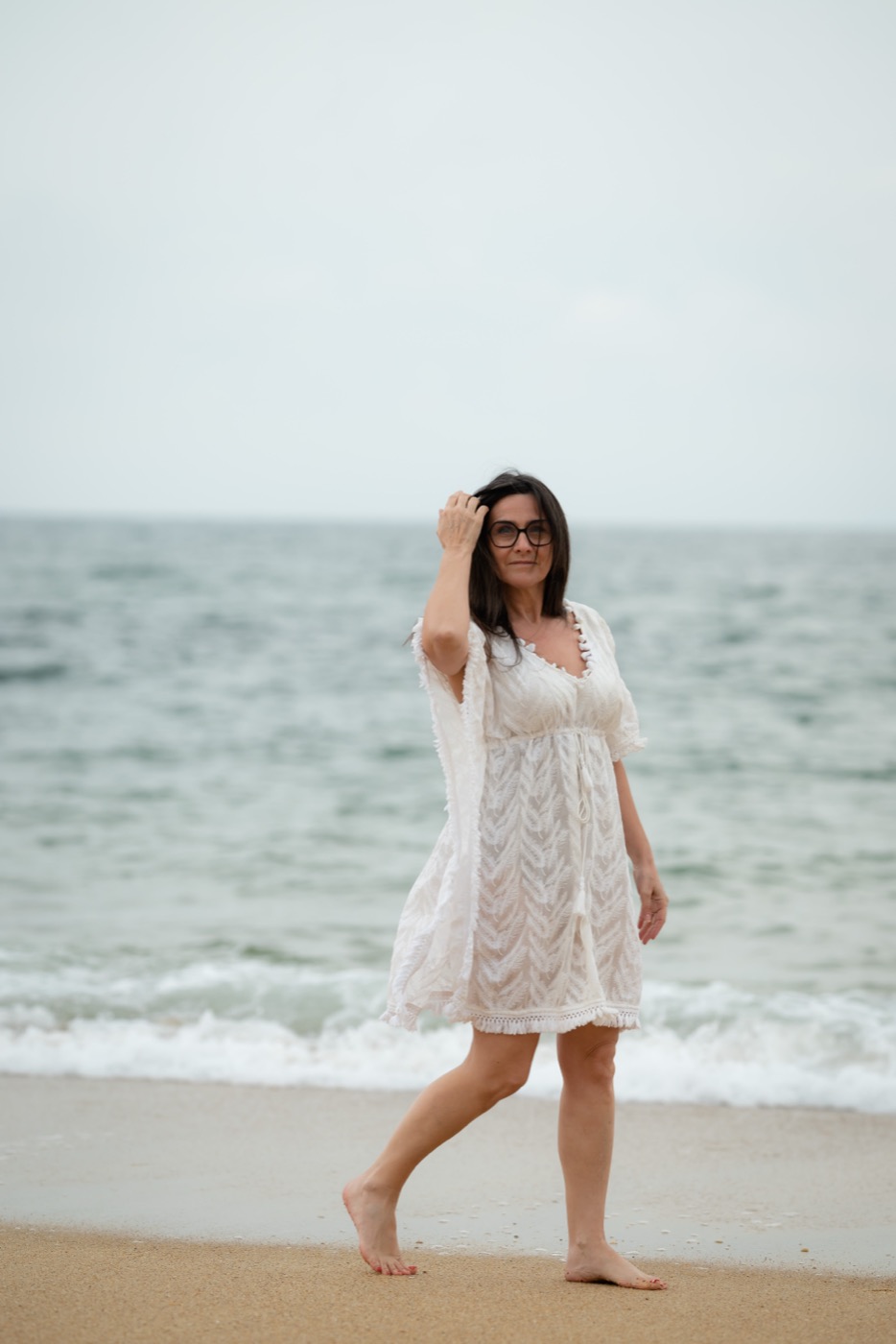 Sandrine marchant pieds nus sur la plage